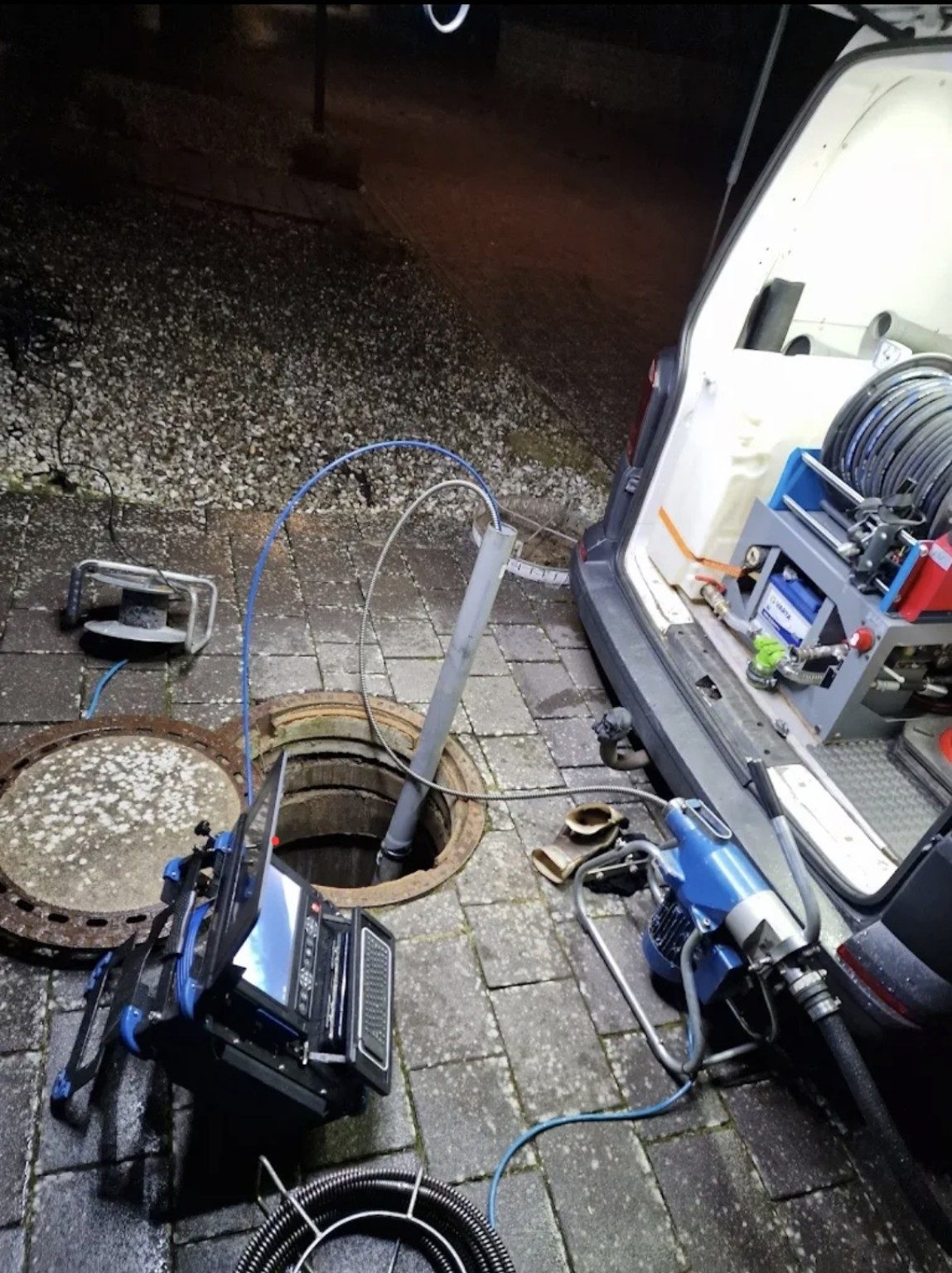 Rohrreinigung und TV-Inspektion bei Nacht am Schacht
