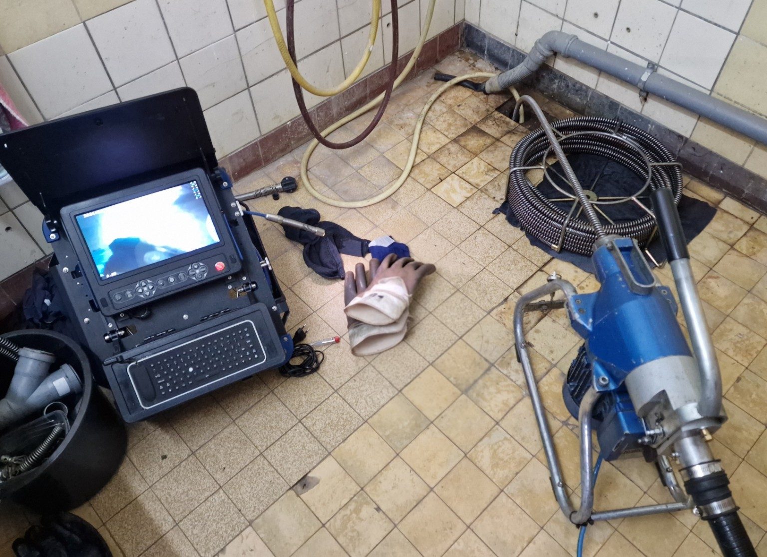TV-Kamera und Rohrreinigungsmaschine im Einsatz